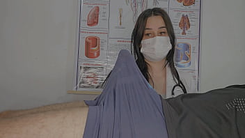 Enfermeira atende paciente com priapismo