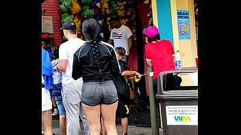 Mulher goatosa com short curto