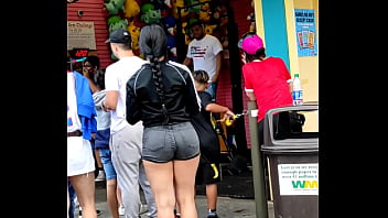 Mulher goatosa com short curto