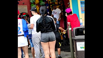 Mulher goatosa com short curto