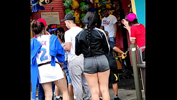 Mulher goatosa com short curto