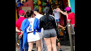 Mulher goatosa com short curto