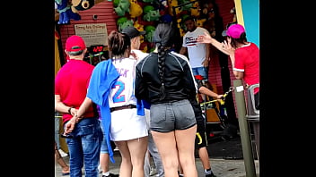 Mulher goatosa com short curto