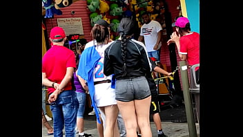 Mulher goatosa com short curto