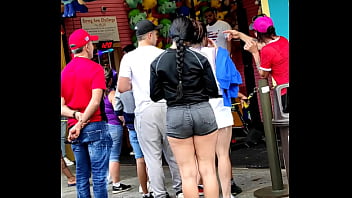 Mulher goatosa com short curto