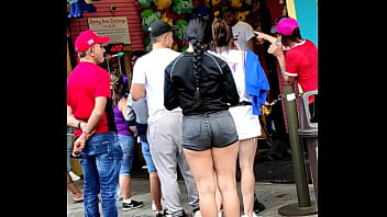 Mulher goatosa com short curto