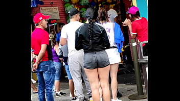 Mulher goatosa com short curto