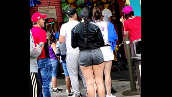 Mulher goatosa com short curto