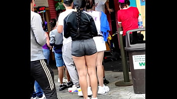 Mulher goatosa com short curto