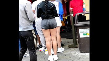 Mulher goatosa com short curto