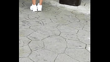 Mulher goatosa com short curto