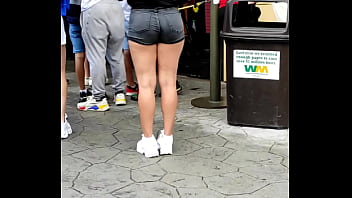 Mulher goatosa com short curto