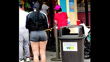 Mulher goatosa com short curto