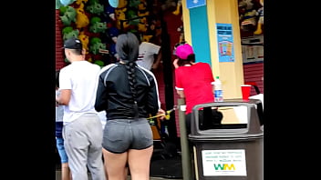 Mulher goatosa com short curto Mulher goatosa com short curto