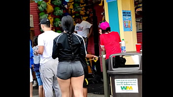 Mulher goatosa com short curto