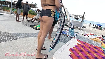 Com mini short passeando em copacabana e os machos me comendo com os olhos b
