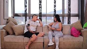 Me follo a mi cuñada mientras mi hermano esta en el banco