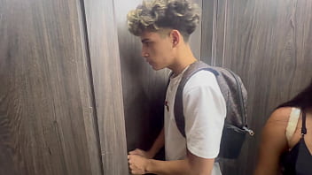 Tengo que compartir cama con mi hermanastro y su mejor amigo