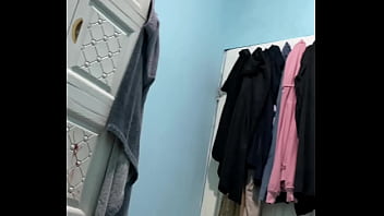 Ngentot istri teman hijab sampai crot memeknya becek