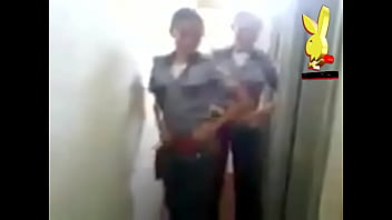 Mujeres policias uniformadas y echando desmadre mostrando tanga
