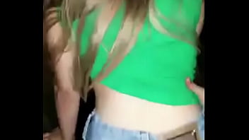 Loirinha de short dins sentando gostoso