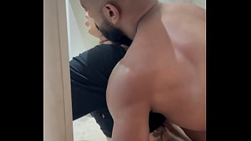 Desci pra pegar um ifood e meu vizinho que também havia descido me chamou pra fuder free