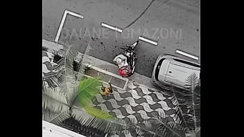 Desci pra pegar um ifood e meu vizinho que também havia descido me chamou pra fuder free