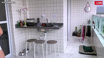 Contratei essa empregada ela fica me provocando com esse shortinho ela tem a bunda enorme