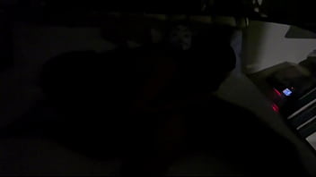 Corno pegou a esposa me chupando no escuro e me ajudou a comer ela