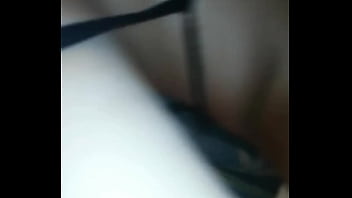 El vecino me encuentra masturbándome y el muy sádico se viene en mi boca