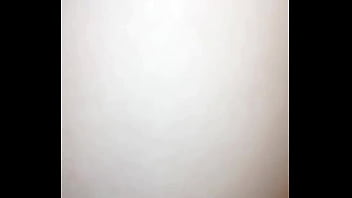 El vecino me encuentra masturbándome y el muy sádico se viene en mi boca