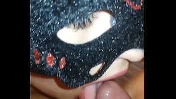 El vecino me encuentra masturbándome y el muy sádico se viene en mi boca