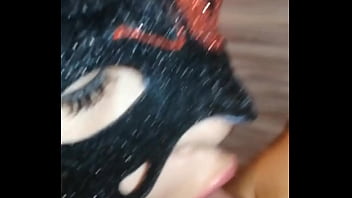 El vecino me encuentra masturbándome y el muy sádico se viene en mi boca