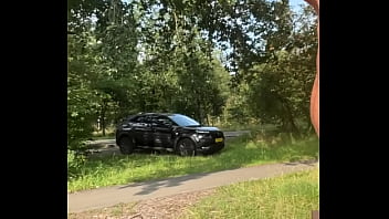 Naakt op een parkeerplaats langs de a28