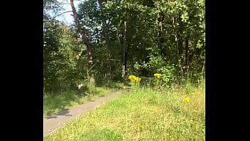 Naakt op een parkeerplaats langs de a28
