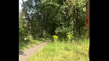 Naakt op een parkeerplaats langs de a28 Naakt op een parkeerplaats langs de a28