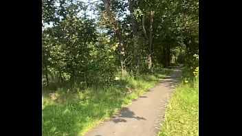 Naakt op een parkeerplaats langs de a28