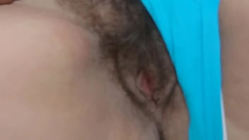 On the beach adrastra shaves her hairy pussy to put on her bikini