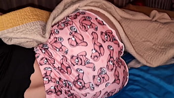 El novio de mi mejor amiga viene a mi habitación de hotel a escondidas y me folla duro sin condón