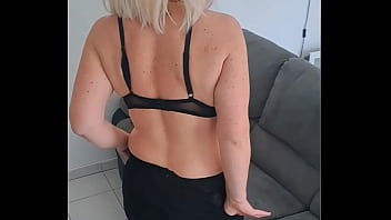 A quatre patte sur le canapé ou je t'attend