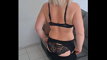 A quatre patte sur le canapé ou je t'attend