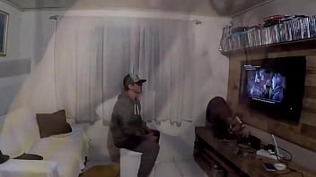 Ele jogando play 2 e ela fudendo