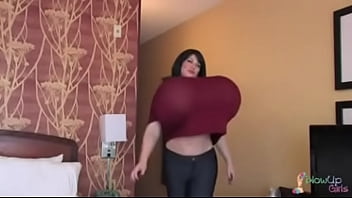 Expansão de seios de uma gostosa