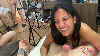 Chupei uma anã enquanto a morena me mamava