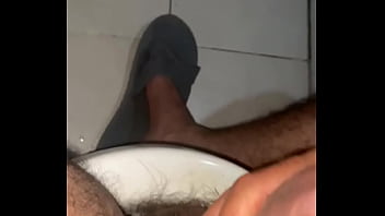 Bien educado saludando a la personas q gusten de su tomar su leche