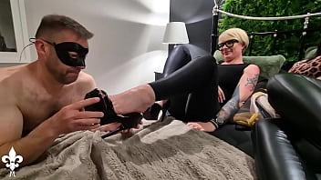 Double domme shoes & foot worshipping