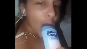 Le enseña lo que puede hacer