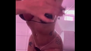 Em tempo real me bronzeando pra vocês assiste até o final que tem surpresinhaqueria realizar um fetiche meu