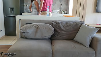 Mi novio me presento a su padrastro follamos mientras cocinaba y me lo folle Mi novio me presento a su padrastro follamos mientras cocinaba y me lo folle