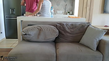 Mi novio me presento a su padrastro follamos mientras cocinaba y me lo folle